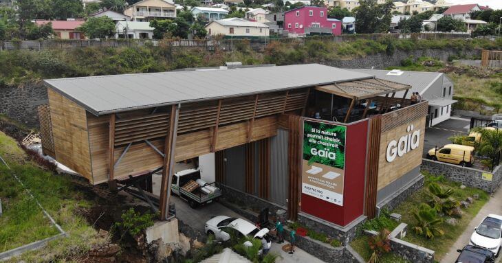 Gaïa accueille un groupe d’enseignants pour une découverte de son bâtiment.